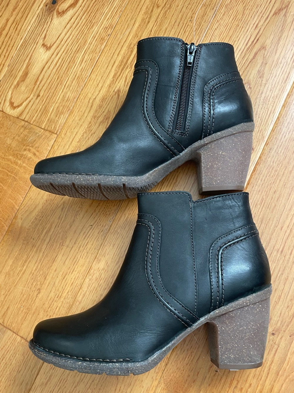 Clarks Carleta Paris Black Leather Ankle Boots Size 5.5 M - New with Sole Sticke